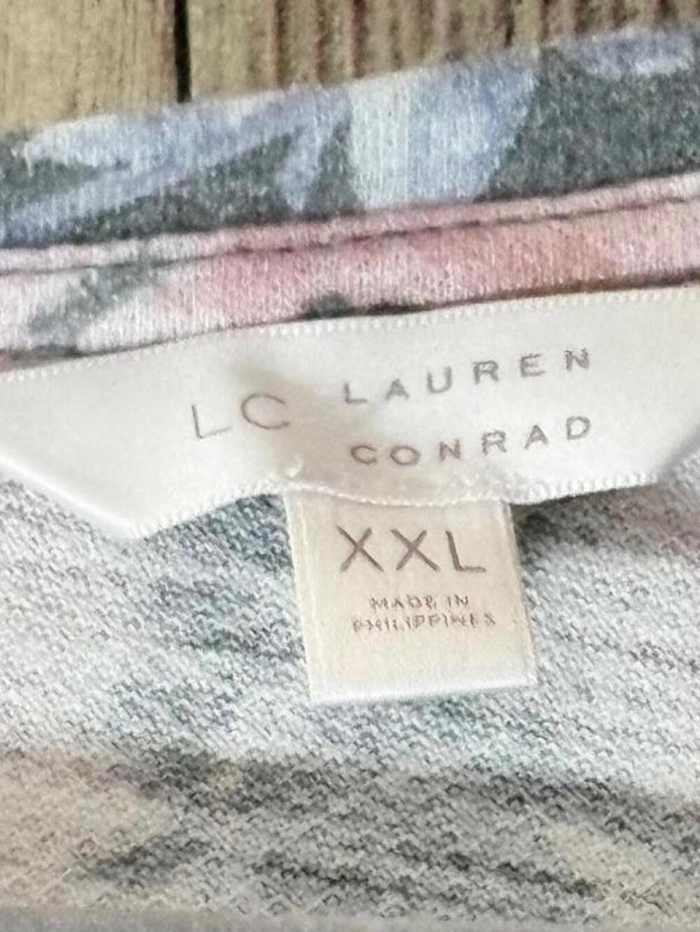 LC Lauren Conrad Gray Floral Print Short Sleeve Top with Lace Hem and Back Tie - Picture 10 of 11